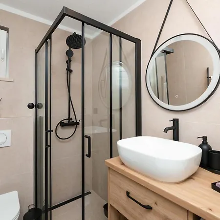 2 Bedroom Beautiful In بيت للعطل Nerezisca